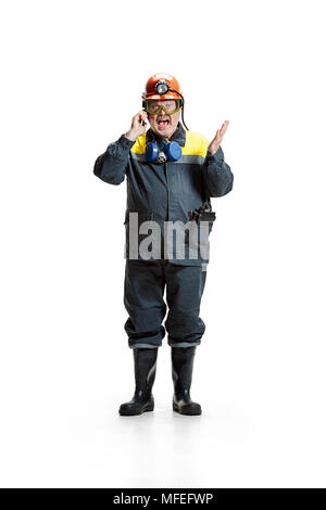 Das Studio shot der verärgerten älterer bärtiger Mann bergmann an der Kamera mit Smartphone auf einem weißen Hintergrund. Stockfoto