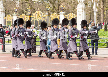 London, Großbritannien, 27. März 2015: Soldaten in Grau zeremoniellen einheitliche März weg vom Buckingham Palace entfernt. Stockfoto