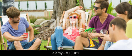 Junge Menschen glücklich und kühlen Drinks in der Landschaft Stockfoto