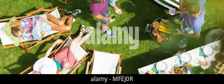 Freunde Sommer zusammen in einem Grillfest Stockfoto