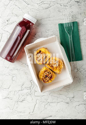 Nehmen Sie von Fitness Mahlzeit. Berry Drink und gesunden Dessert Polenta. Gewichtsverlust Ernährung in Papier Schachteln. Ansicht von oben Stockfoto