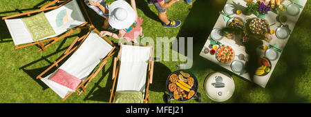 Garten mit Tisch und Gartenstühlen für Grillparty vorbereitet Stockfoto