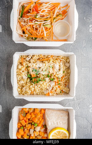 Gesundes Essen. Pilov von Bulgur mit Huhn, Kohl Salat mit Möhren, Tomaten und Gurken, Fisch mit Gemüse. Weg des täglichen ra Nehmen Stockfoto