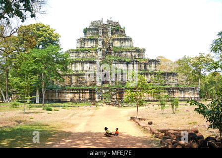 Koh Ker zwischen den Südhängen des Dangrek Bergen liegt, die kulen Bergen (Phnom Kulen) im Südwesten und der tbeng Berg ( Stockfoto