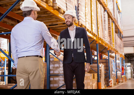 Positive freudige Männer Begrüßung Stockfoto