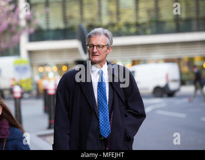 Ehemalige South Yorkshire Police Chief, David Crompton, kommt an der Rollen Gebäude, High Court, Beweis im Versuch mit Sir Cliff Richard zu geben. Stockfoto