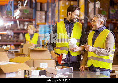 Schöne positive Leute im Team arbeiten Stockfoto