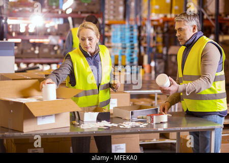 Schön ernsthafte Menschen, die Kisten packen Stockfoto