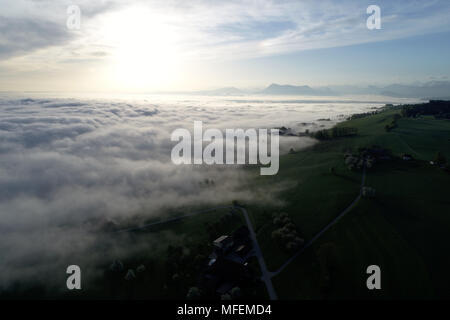 Luftaufnahme des Meer von Nebel an einem Frühlingsmorgen in den Ausläufern der Schweiz Stockfoto