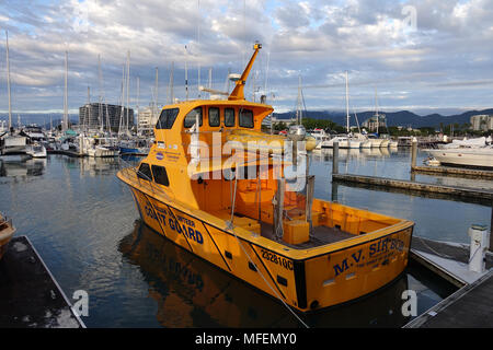 Am frühen Morgen bei Cairns marina Queensland mit Boote und clam Gewässern. Australische freiwillige Küstenwache Schiff gebunden an der Pier Stockfoto