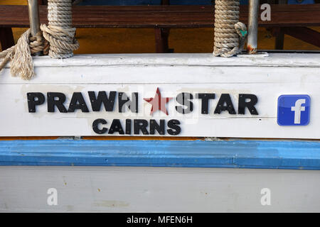 Am frühen Morgen bei Cairns marina Queensland mit Boote und clam Gewässern. Prawn Star schwimmenden Restaurant im Hafen Stockfoto