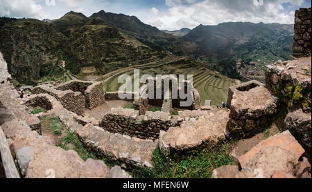 Blick auf den Inka Ruinen im Heiligen Tal bei Pisac, Peru Stockfoto
