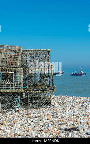 Hummer Töpfe am Strand von Selsey, West Sussex, Großbritannien Stockfoto