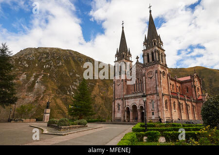 Malerische Aussicht der Basílica de Santa María la Real de Covadonga in Cangas de Onís (Picos de Europa Nationalpark, Asturien, Spanien) Stockfoto