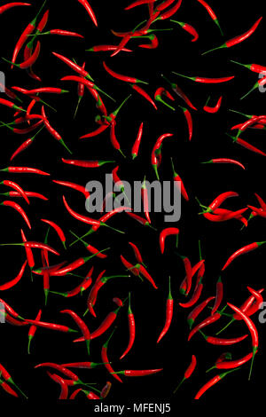Viele Red Hot peppers auf schwarzem Hintergrund. Konzeptionelle collage Stockfoto