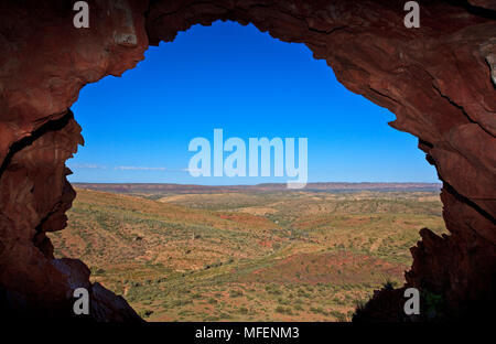 Blick aus der Höhle in einem Felsen der West Mac Donnell Ranges, West MacDonnell National Park, Northern Territory, Australien Stockfoto