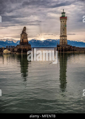 Eingang zum alten Hafen von Lindau am Bodensee, Deutschland Stockfoto