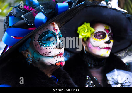 Mexiko City, Mexiko - Oktober 29,2016: zwei Damen dress up als katrinas Halt für Leute, die Bilder von ihnen in die Parade auf der Reforma Avenue auf dem da Stockfoto