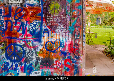 Prag, Tschechische - 28. AUGUST 2014: Der Lennon Mauer ist ein Symbol für junge Menschen, die auf der Zeichnung Graffiti von John Lennon und die Beatles lyrics inspiriert hält Stockfoto