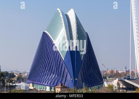 Valencia/Spanien - 17. März 2015: Die blaue L'Agora Gebäude, die sich in mitten von Valencia, Spanien an einem sonnigen Wintertag. Stockfoto