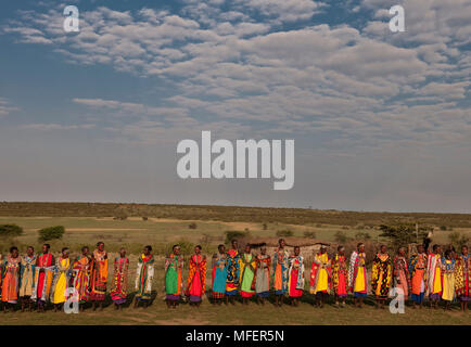 Masai Frauen tanzen und singen ein Lied, Kenia. Stockfoto