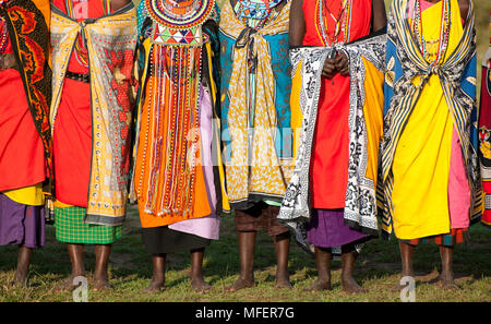 Masai Frauen tanzen und singen ein Lied, Kenia. Stockfoto