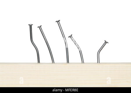 Paar verbogene Nägel- Holz- Board. Auf weiß mit Freistellungspfad isoliert Stockfoto