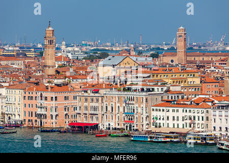 Blick auf den Canal Grande und venezianische Architektur ab dem Glockenturm von San Giorgio Maggiore in Venedig, Italien gesehen. Stockfoto