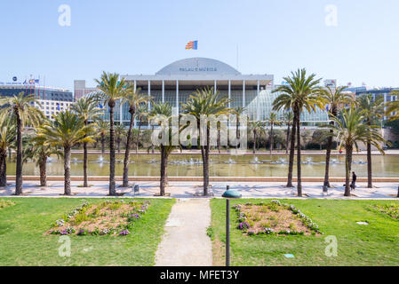 Valencia/Spanien - 17. März 2015: Der Palau de la Música Gebäude an einem sonnigen Wintertag in Valencia, Spanien. Stockfoto