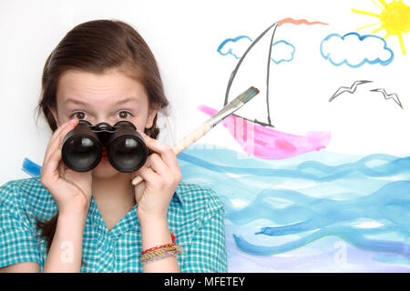 Nettes junges Mädchen halten alte Fernglas auf Hintergrund mit gemalten Meer Landschaft Stockfoto