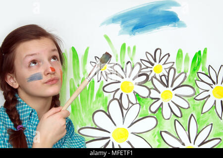 Junge schöne Mädchen mit Bürste an Hintergrund mit gemalten Blumen Stockfoto