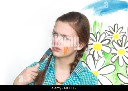 Junge schöne Mädchen mit Bürste an Hintergrund mit gemalten Blumen Stockfoto