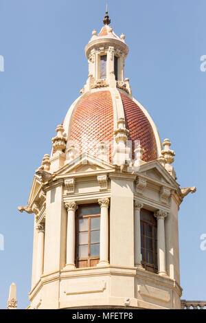 Valencia/Spanien - 17. März 2015: ein Turm in Valencia, Spanien an einem sonnigen Wintertag vor blauem Himmel. Stockfoto