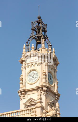 Valencia/Spanien - 17. März 2015: ein Turm in Valencia, Spanien an einem sonnigen Wintertag vor blauem Himmel. Stockfoto