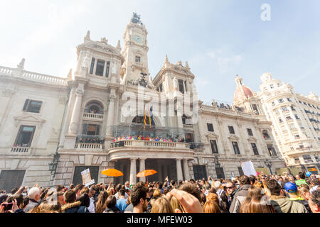 Valencia/Spanien - 17. März 2015: ein Balkon an der Ajuntament de Valencia Gebäude mit Blick auf den Hauptplatz vor dem 12.00 Uhr Feuerwerk während Las Fallas Stockfoto