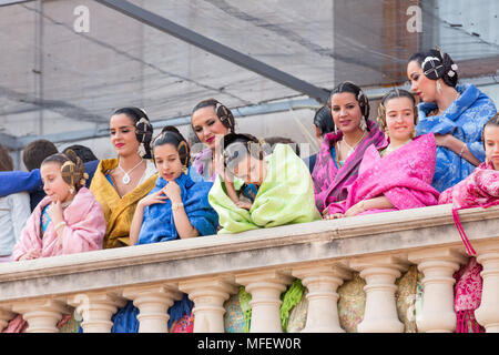 Valencia/Spanien - 17. März 2015: Vom Balkon des Ajuntament de Valencia Gebäude auf dem Hauptplatz in traditionellen Kostüm erwarten die Keine Stockfoto