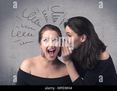 Ein süßes Teen kaukasische Mädchen sagen, geheime Dinge zu ihrer Freundin in schwarzem Kleid Konzept mit gezogenen Linien, Kurven, Spiralen auf grauen Hintergrund. Stockfoto