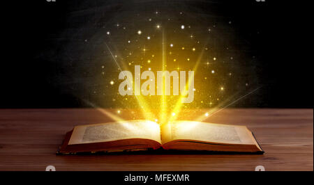 Gelbe Leuchten und Funkeln aus einem offenen Buch Stockfoto
