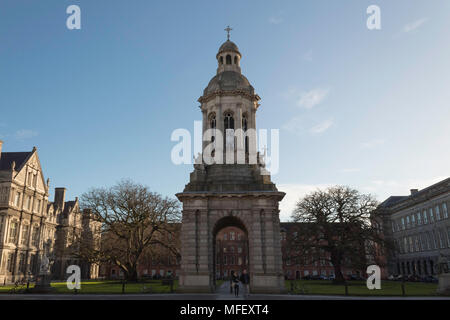 Trinity College Campanile, Glockenturm, das Trinity College, Dublin, Campus der Universität, sonniger Frühlingstag Stockfoto