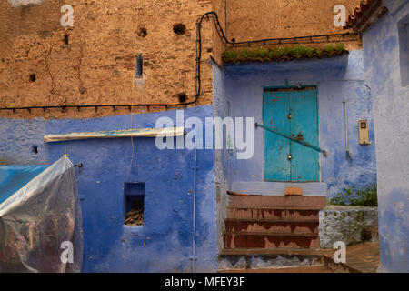 Verschiedene Farben von den blauen Wänden und Dächern mit braunen Kacheln von Medina in Tanger, Marokko. Stockfoto