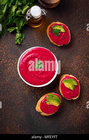 Rote Beete Hummus. Gesunde vegane Vorspeise Stockfoto