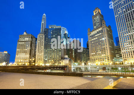 Gebäude auf Wacker Drive am Ufer des Chicago River, Chicago, Illinois, USA Stockfoto