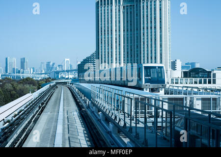 Yurikamome Hochbahn Linie, Odaiba, Tokio, Region Kanto, Honshu, Japan Stockfoto