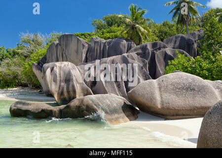 Anse Source D'Argent mit Granitfelsen am wunderschönen Strand auf der tropischen Insel La Digue, Seychellen Stockfoto