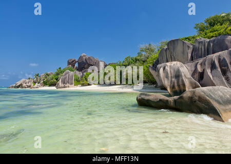 Anse Source D'Argent mit Granitfelsen am wunderschönen Strand auf der tropischen Insel La Digue, Seychellen Stockfoto