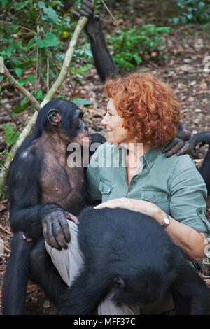 Claudine Andre mit Bonobos (Pan paniscus) Gründer des Heiligtums Lola Ya Bonobo Schimpansen. Der Demokratischen Republik Kongo. Stockfoto