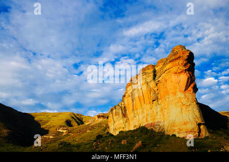 Die brandwag Rock mit orangefarbenem Sandstein Klippen ist das die meisten noteable Merkmal der Golden Gate Highlands National Park. Die andere attraktive Stockfoto