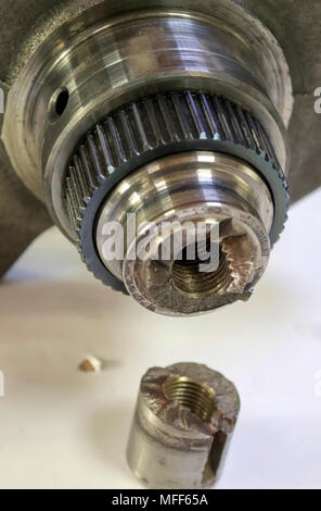 Das auto motor Teil in der Hälfte gebrochen. Stockfoto