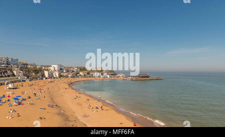 Viking Bay Broadstairs, einem Sandstrand an einem sonnigen Tag Stockfoto