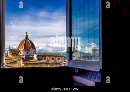 Die Uffizien bieten von ihren Fenstern einen fantastischen Blick auf den Dom und die Kathedrale von Florenz. Stockfoto